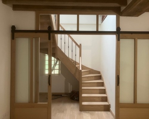 Escalier + double porte coulissante suspendue